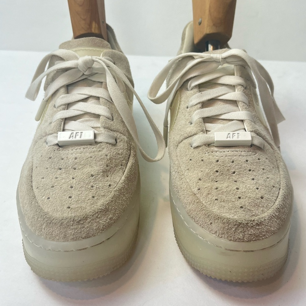 NIKE Womens Air Force 1 Sage low LX Suede Sneakers Size 7 AR5409-001